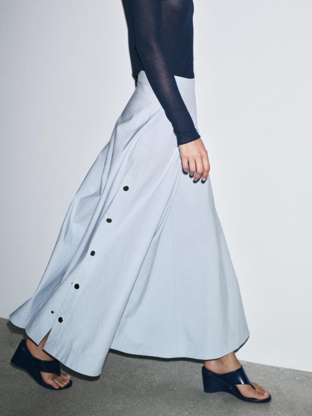 ZARA ZW COLLECTION BUTTON FLARED SKIRT
LIGHT BLUE